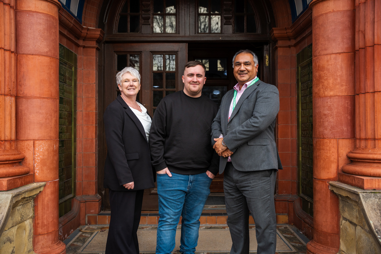 Luke Littler with Nikhil Khashu, Chief Executive of Warrington and Halton Teaching Hospitals, and Helen Higginson, Head of WHH Charity 